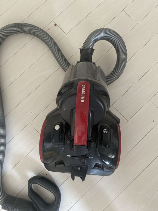 Продам на запчасти пылесос