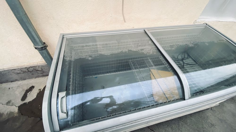 Холодилник для тортов и пероженых