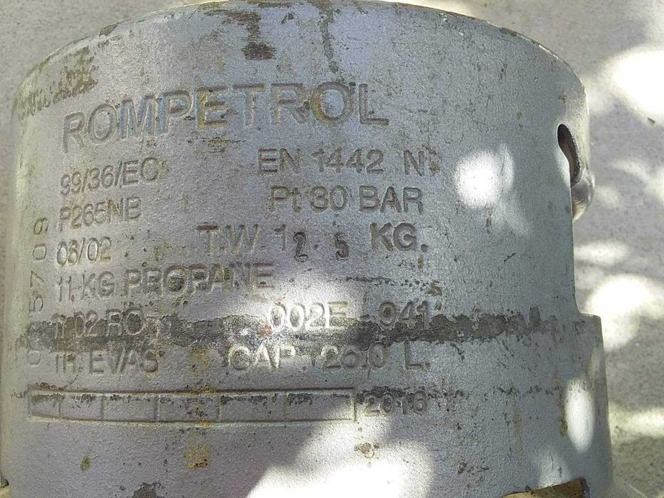 Vand 2 butelii aragaz cu sau fara gaz  la alegere