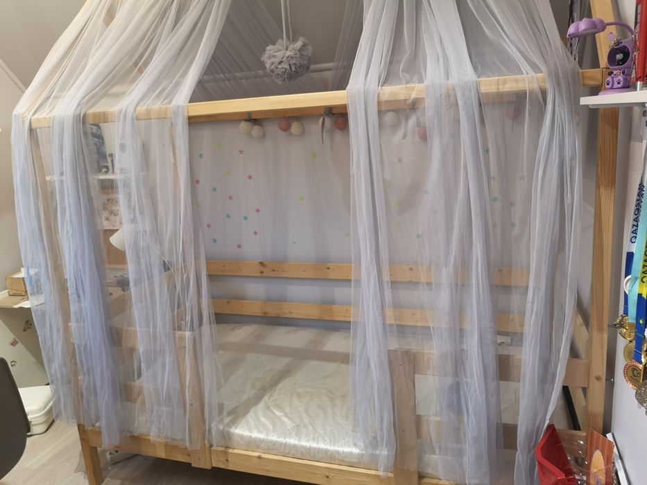 Детская кроватка домик