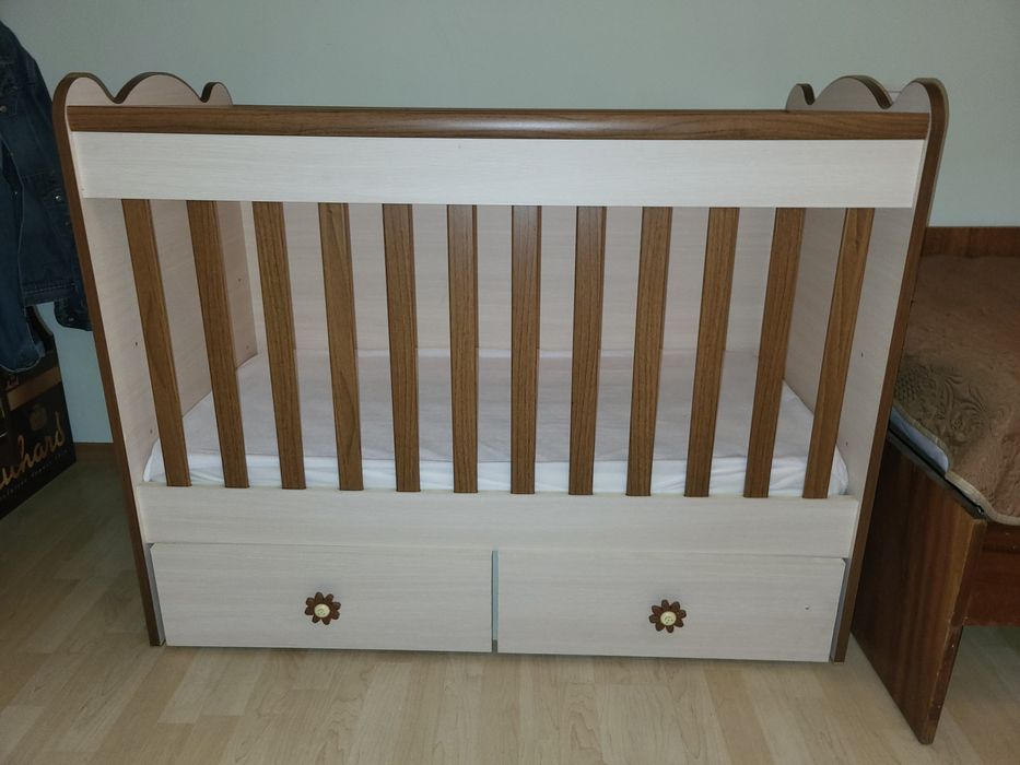 Детско креватче с матрак и повдигащ механизъм