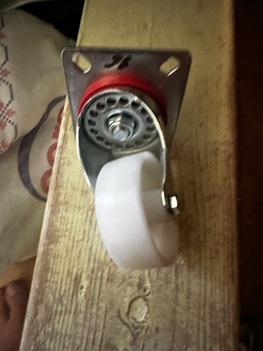 Roti rezistente pivotante din poliamida