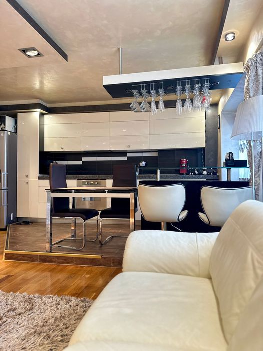 APARTAMENT la CHEIE  mobilat si utilat in zona Bvd Poitiers-Continental suprf 70 mp LIBER !