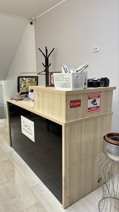 Полки, шкафы, ресепшен