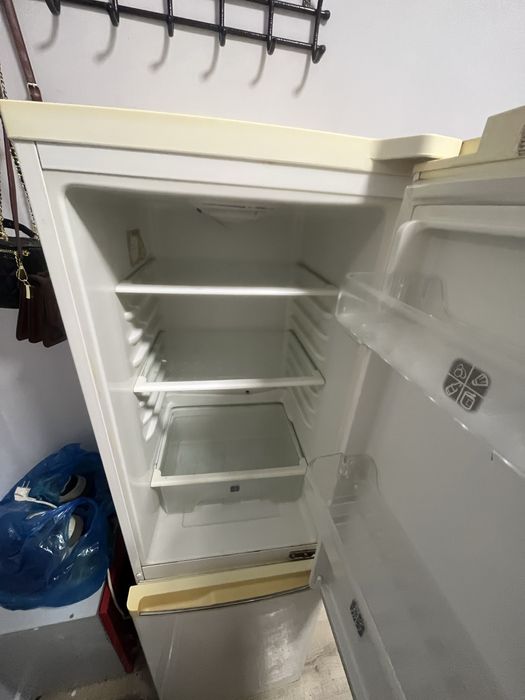 Продам холодильник чет работает но не морозить