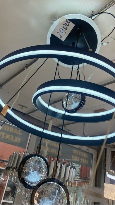 Продам люстры новые