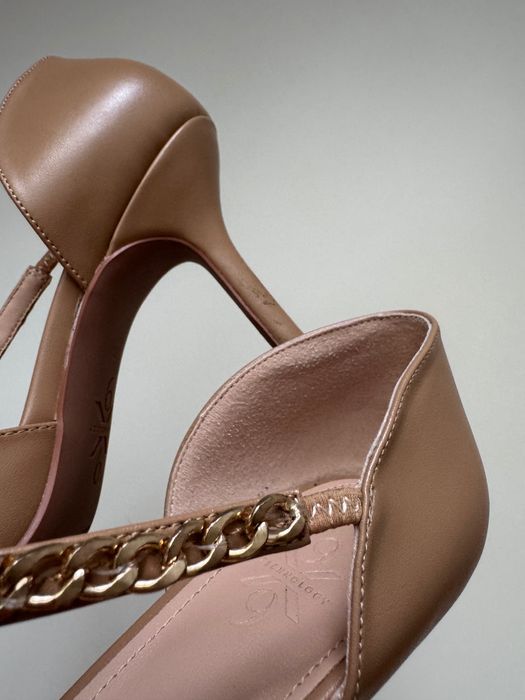 Нови токчета с верижка — размер 38, носени веднъж