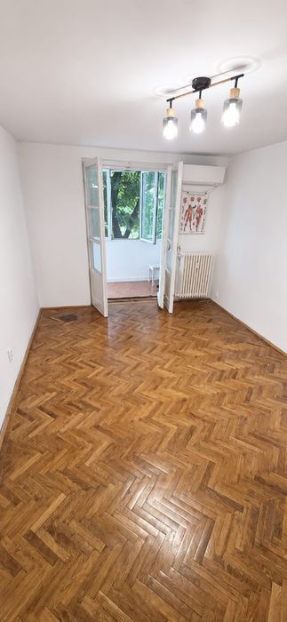 Vand apartament cu 2 camere zona Victoriei