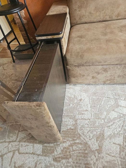 Угловой диван с баром и столом