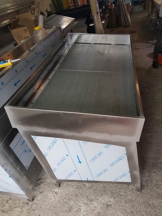 Monilier pentru bucatarii profesionale / mese de inox / hote de inox / spalatoare de inox