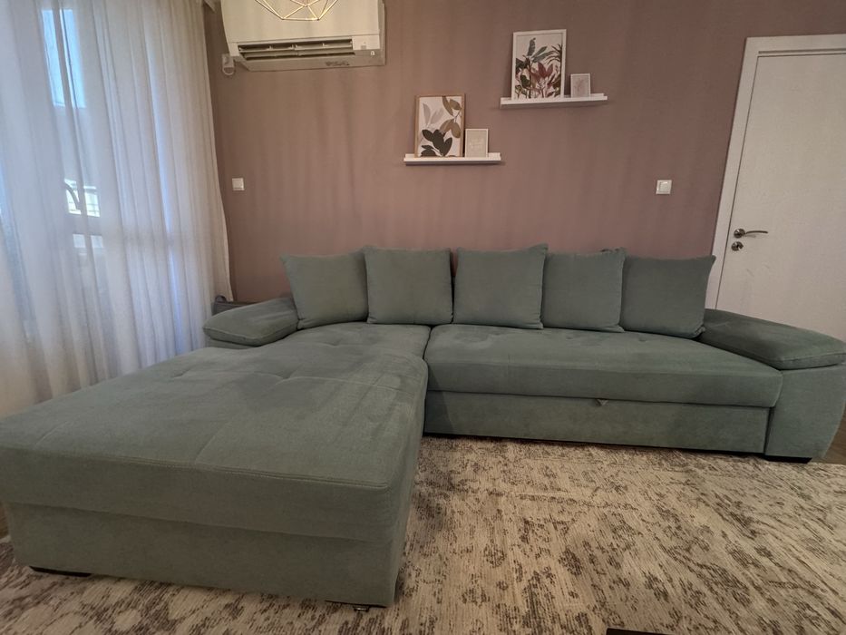 Продавам диван, цвят мента