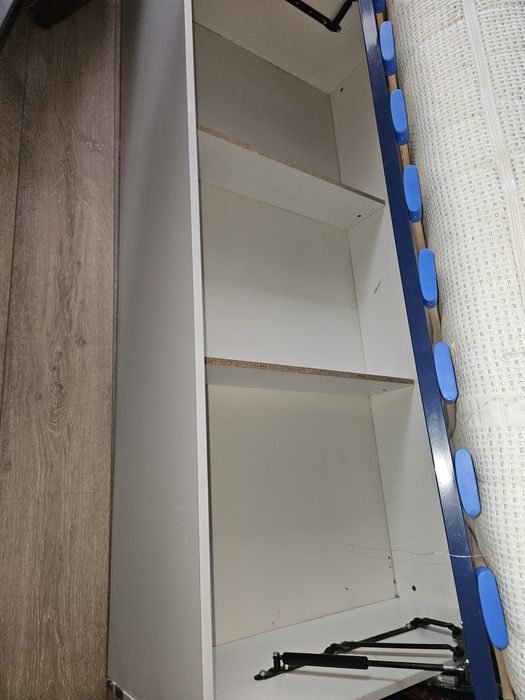 Продавам единично легло