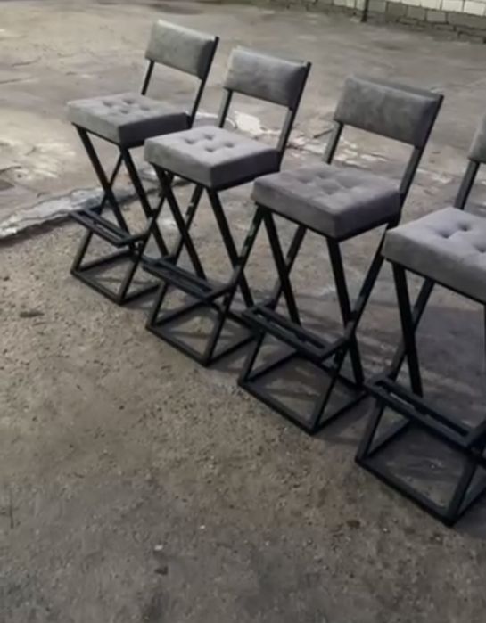 Барных стульев в стиле лофт металлическим каркасом с мягкими сиденьями