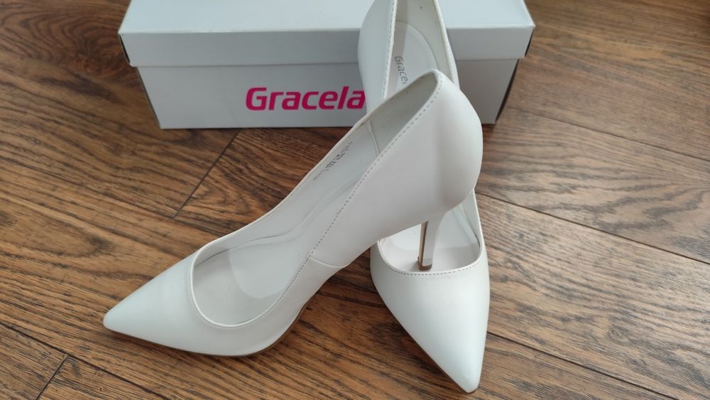 Pantofi stiletto albi