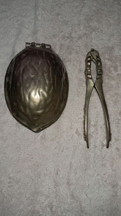 Doua spargatoare de nuci , din bronz