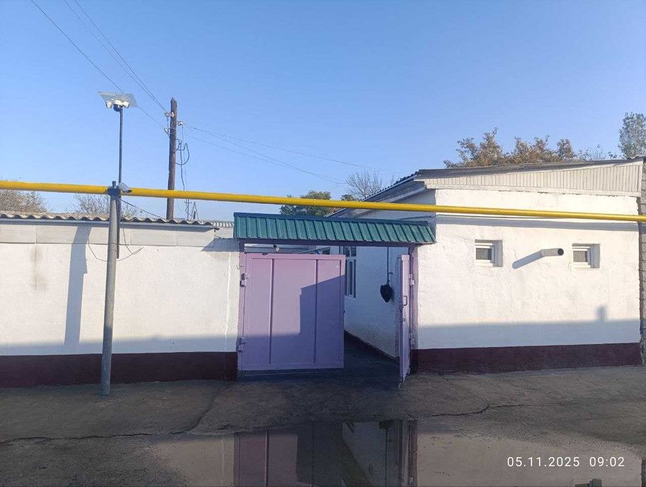 УЙ СОТИЛАДИ 3 соток Ҳамма шароитларига эга 
3 хона