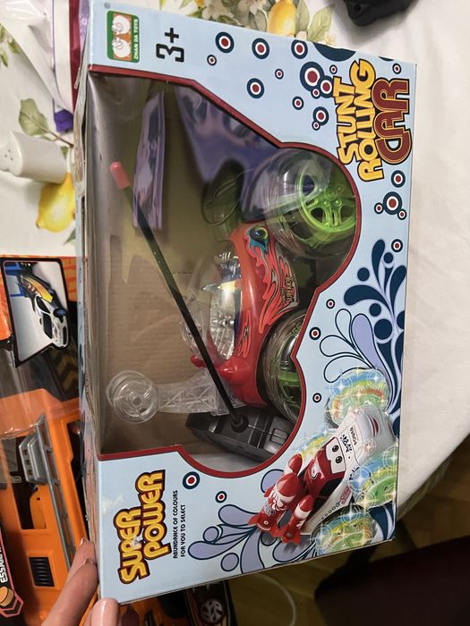 Кола с дистанционно на батерии и зарядно луда кола