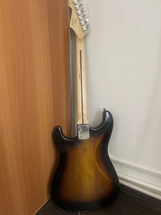 Kit Chitară Fender Squier Stratocaster, Amplificator, Husă, Cablu