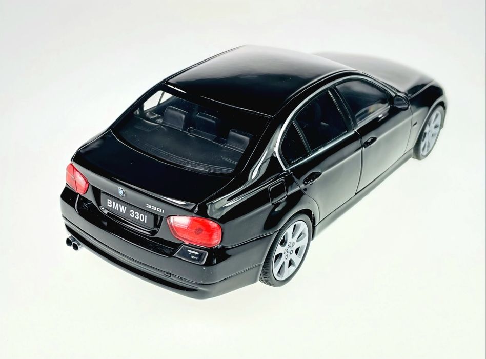Macheta BMW 330i (E90) 1:24 Welly