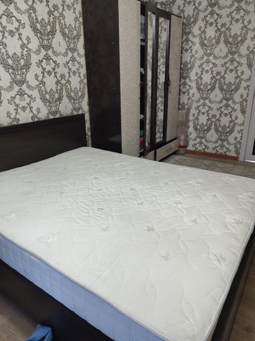 Продам двухспальную кровать.