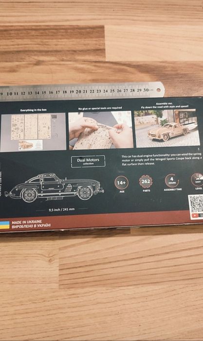 Setul Ugears Winged Sports Coupe este un puzzle 3D mecanic din lemn.