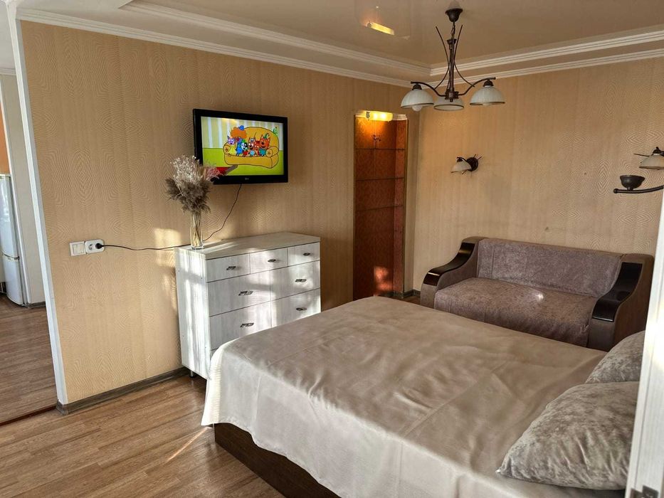 В самом центре на абзале 3шка Kaspi RED QR GOLD