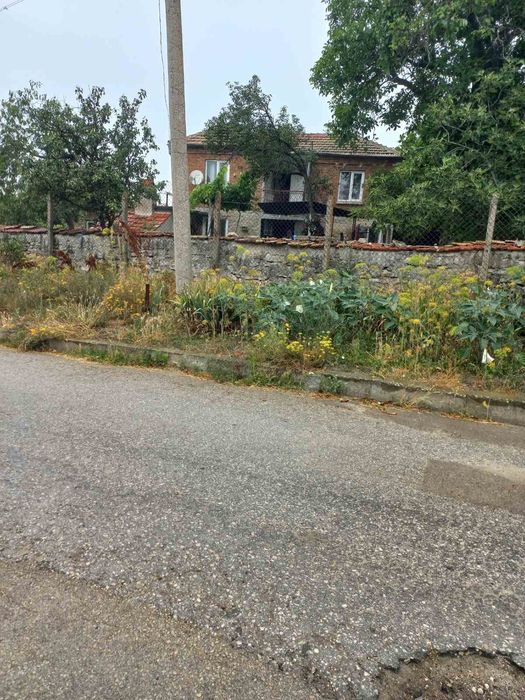 Продава се двуетажна къща ( с. Здравец, община Аврен, област Варна )