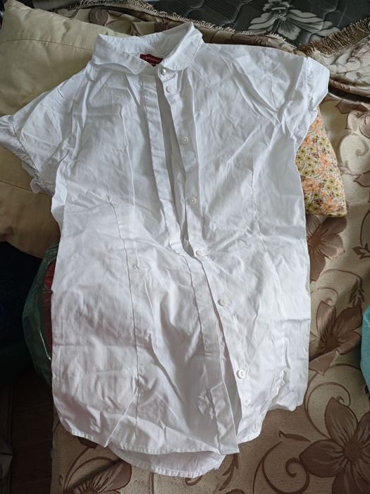 Блузки школьные отдам