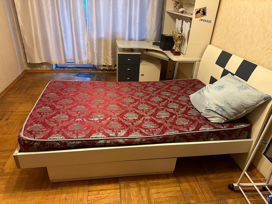 Шифонер, кровать и компьютерный стол