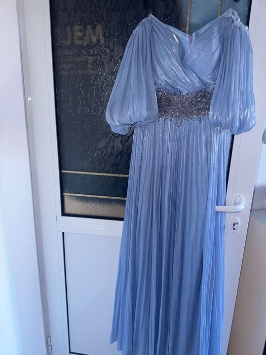 Дълга официална рокля – светлосиня
100 лв