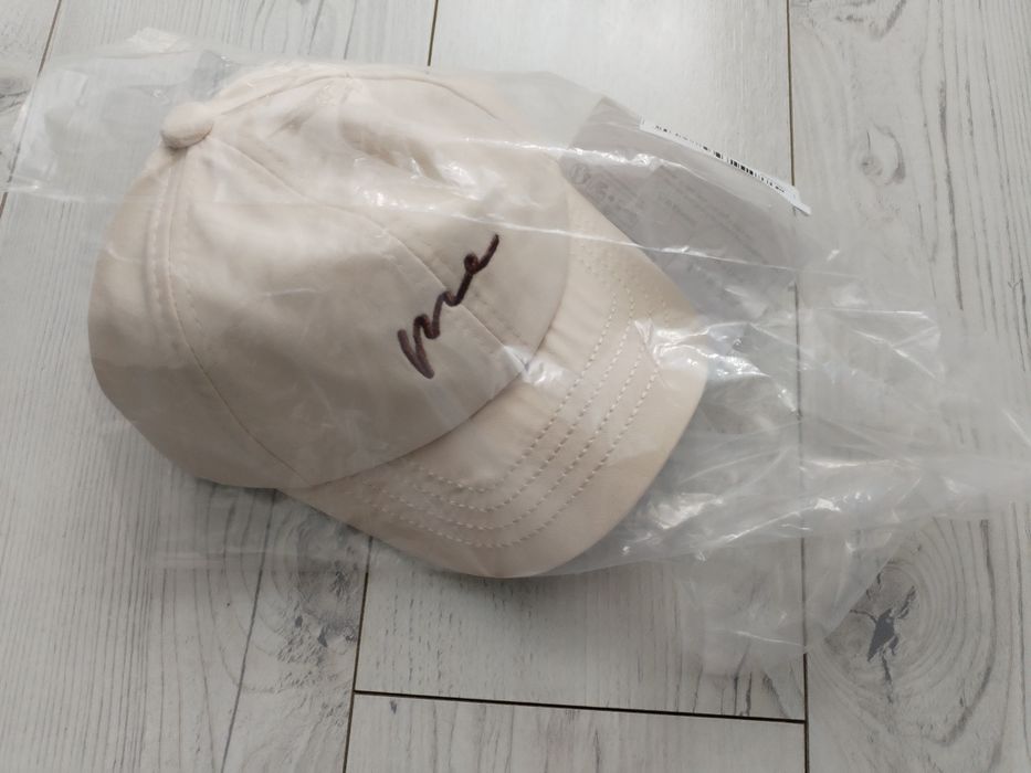 Шапка с козирка за бебе