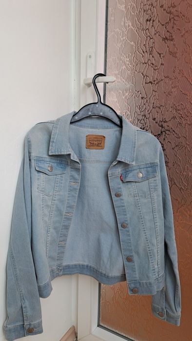 Vând Geacă originală Levi’s din denim, fete 13 ani