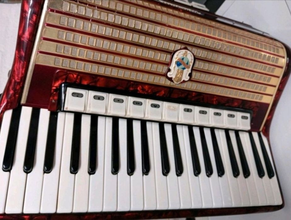 Vând acordeon Weltmeister 120 basi cu 4 scaune