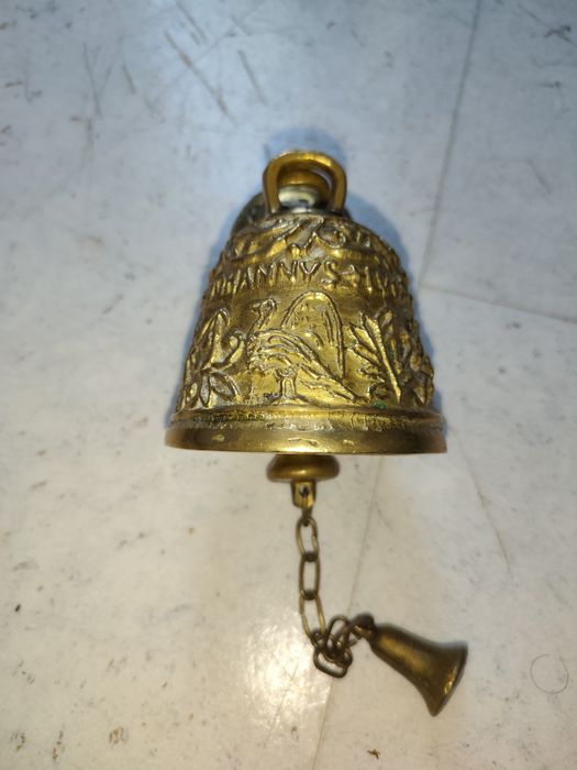 Se vand set de clopote din bronz