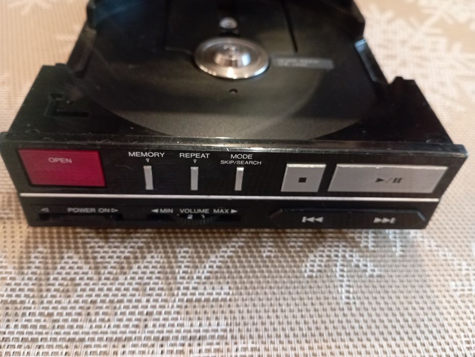 Vând CD player Sanyo