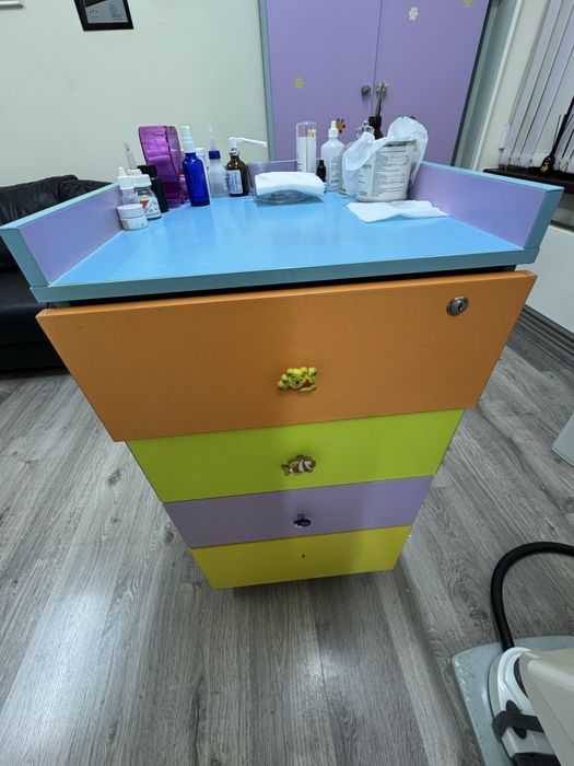 Продаю срочно . Шкафы. Столы