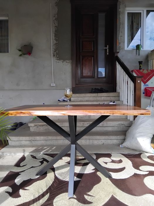 Masa din lemn de nuc