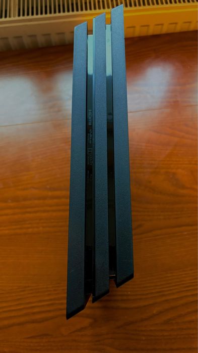 Playstation 4 PRO 1tb - 2 controllers
