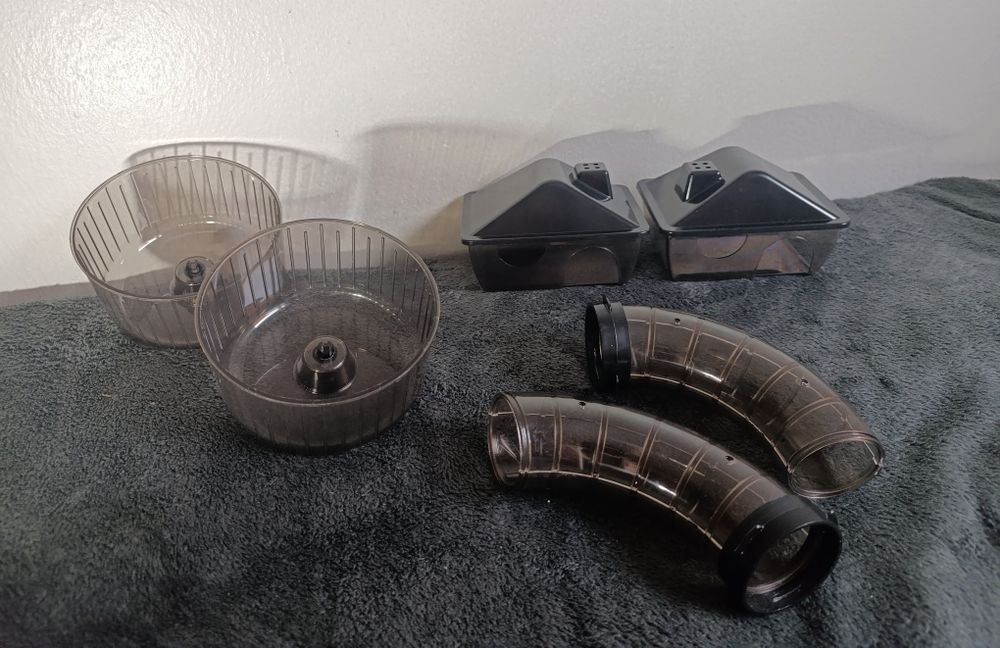 Vând accesorii noi pentru hamsteri