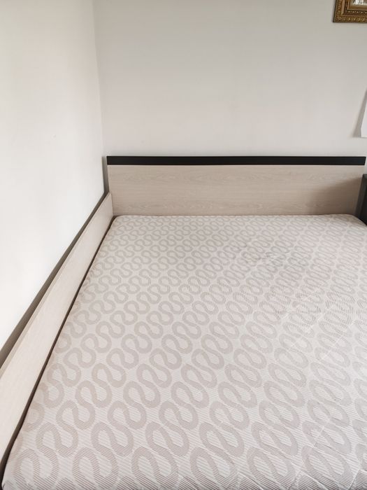 Vând pat 180x200 cu saltea 16 cm