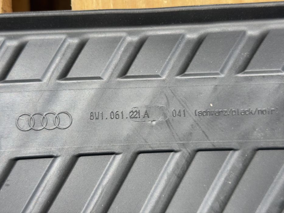 Стелка AUDI S4 B9 8W1061221A