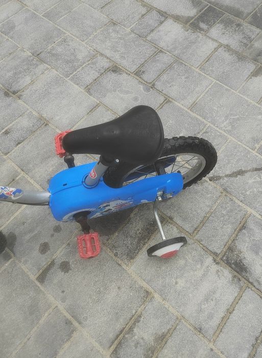 Bicicletă cu roți ajutătoare