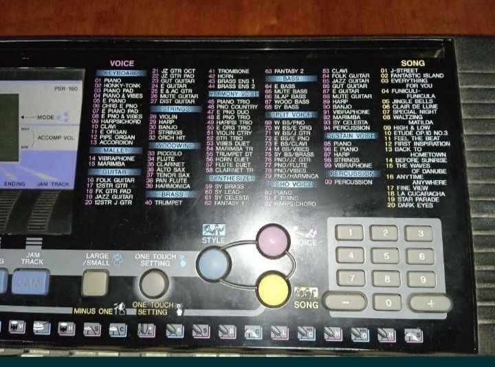 Синтезатор Ямаха.