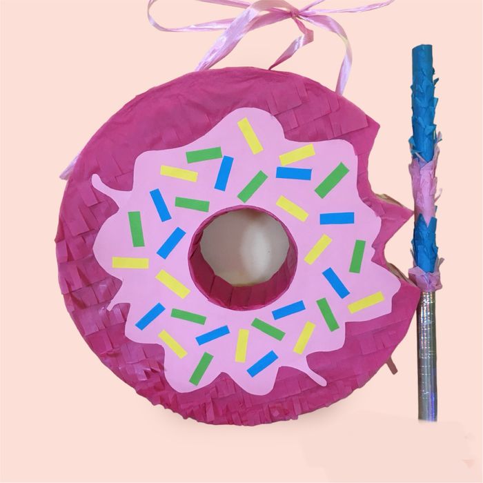 Пинята с лакомства с тема по избот