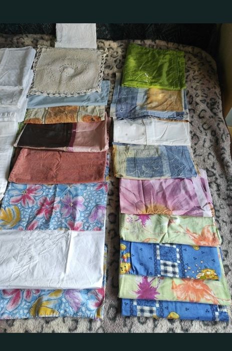 Fețe de perne, diferite modele diferite culori, diferite mărimi.
Aproape toate produsele sunt din afara țării și sunt de o calitate impecabilă.