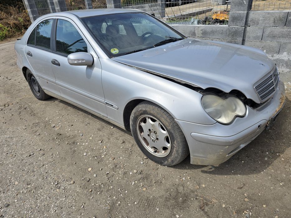 Продавам мерцедес ц220 автомат на части