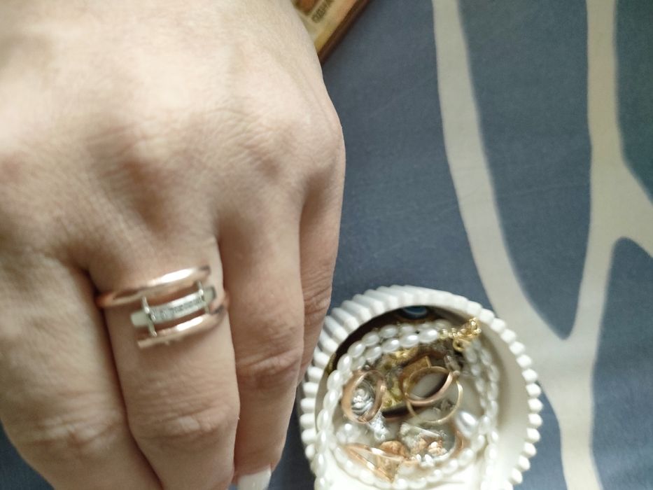 Продам золотое кольцо новый
