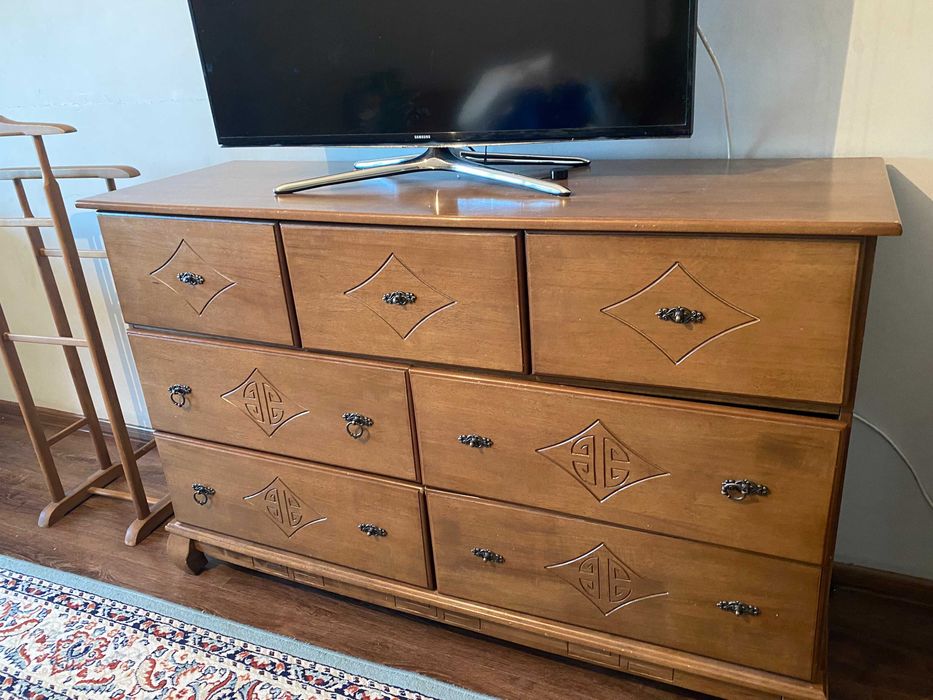 Двух ярусная кровать с комодам.