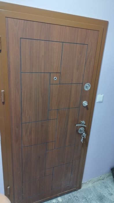 Интериорни врати и входна блиндирана врата