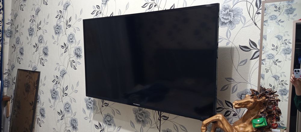 Televizor Rosso 43